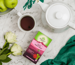 Šalta Tulsi „Sweet Rose“ arbata su kokosų gėrimu